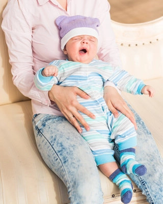 Poner al bebé a dormir en la misma posición día tras día, ejerce una presión constante sobre las mismas partes del cráneo.