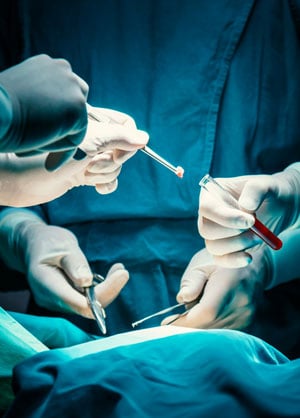 Patólogo durante una operación