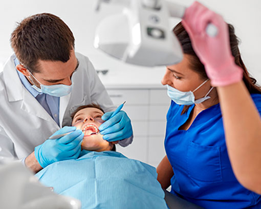 Dentista e higienista en una clínica dental