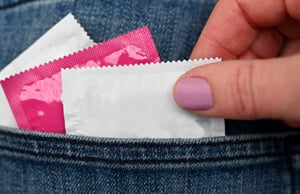 La clamidia se puede contraer al mantener relaciones sexuales sin preservativo.