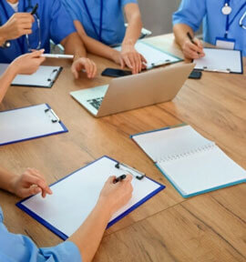 Grupo de enfermeros estudiando online.
