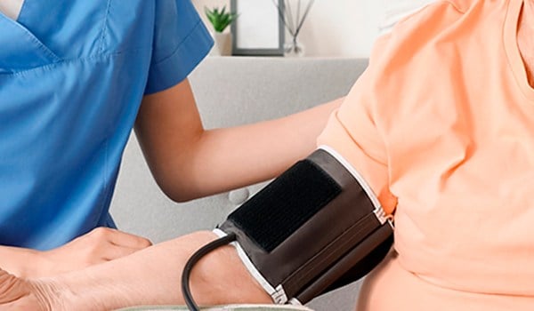 Prevención y ética en el cuidado de personas mayores