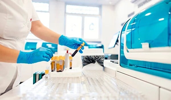 Curso Universitario en Técnica HPLC y Gestión del Banco de Sangre