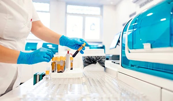 Curso Universitario en Técnica HPLC y Gestión del Banco de Sangre