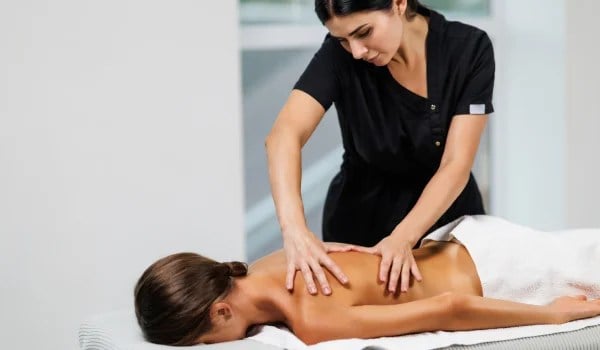 Masaje deportivo avanzado aplicado a la recuperación muscular y articular