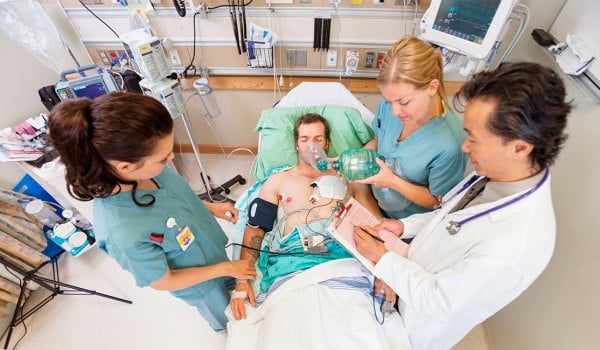 Curso Superior Universitario en atención y cuidados a pacientes críticos