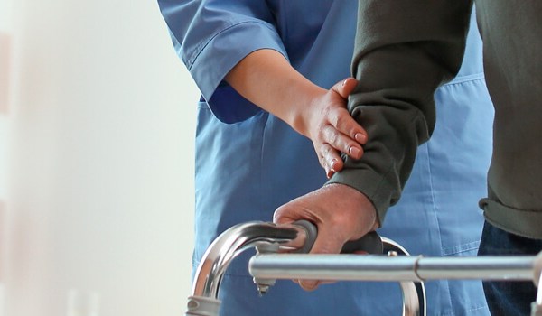 Curso Universitario en Rehabilitación Fisioterapéutica tras Intervención de Cadera en Pacientes Ancianos