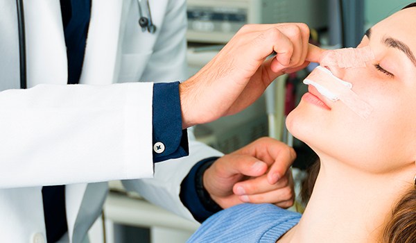 Curso Universitario en Inducción a la Rinomodelación en Medicina Estética