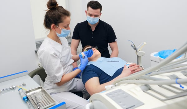 Experto Universitario de Posgrado en Odontología Clínica Integrada y Estética