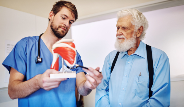 Curso Universitario en Rehabilitación Fisioterapéutica tras Intervención de Cadera en Pacientes Ancianos
